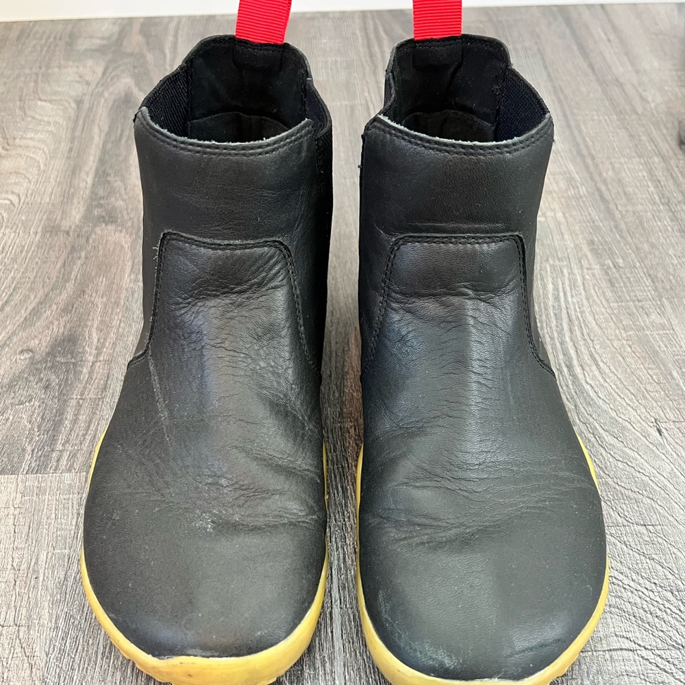 Barely worn Vivobarefoot Fulham II Junior Size 7.5 (EU 38)